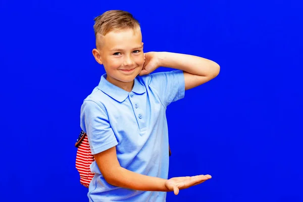 Jovem Estudante Azul Camisa Mochila Apontando Dedos Mãos Espaço Trabalho — Fotografia de Stock