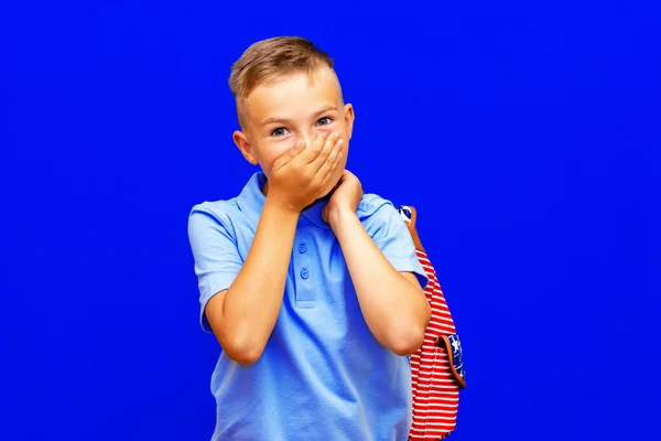 Schockierter Junger Student Lässiger Kleidung Mit Rucksack Isoliert Auf Blauem — Stockfoto