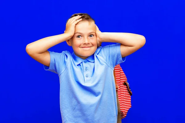 Przestraszony Mały Chłopiec Otwartymi Ustami Niebieskiej Koszuli Paski Plecak Trzymając — Zdjęcie stockowe