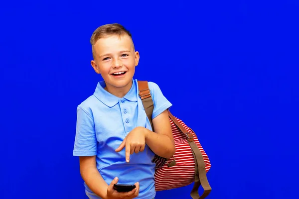 Escolar Sonriente Con Ropa Casual Mochila Aislada Sobre Fondo Azul — Foto de Stock