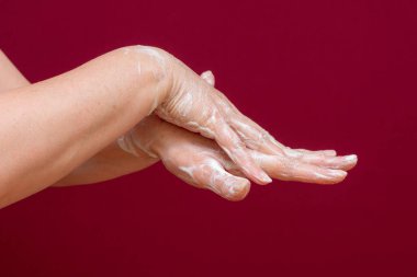 Yan görüş açısını kapat. Ellerini yıka. Sağlık temizliği kavramı.