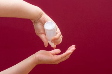 Burgonya arka planında antiseptik antibakteriyel dezenfektan var. Coronavirus koruma kavramı.