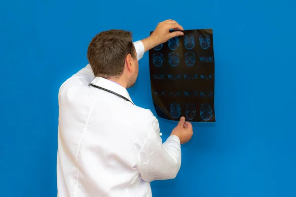 Thoughtful Caucasian Neurological Doctor Looking Brain Scan Blue Background Braing — Stock Photo, Image