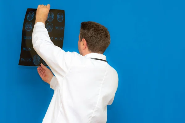 Thoughtful Caucasian Neurological Doctor Looking Brain Scan Blue Background Braing — Stock Photo, Image