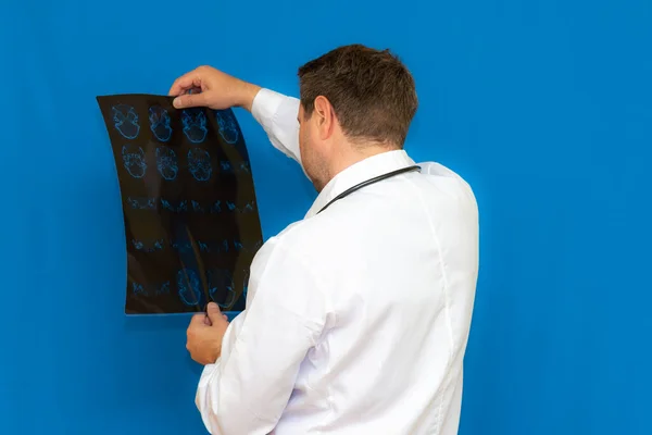 Médico Neurológico Caucásico Reflexivo Mirando Escáner Cerebral Sobre Fondo Azul — Foto de Stock