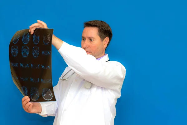 Médico Neurológico Caucásico Reflexivo Mirando Escáner Cerebral Sobre Fondo Azul — Foto de Stock