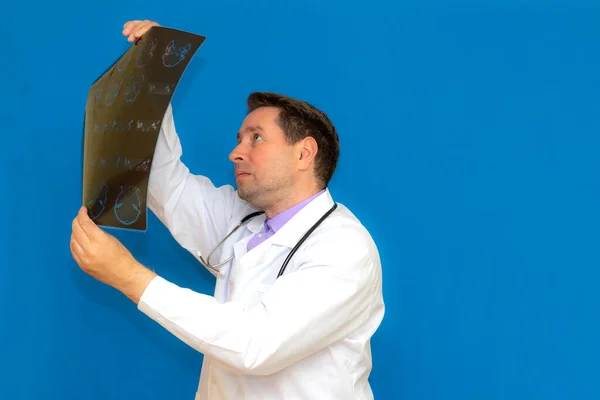 Médico Neurológico Caucásico Reflexivo Mirando Escáner Cerebral Sobre Fondo Azul — Foto de Stock