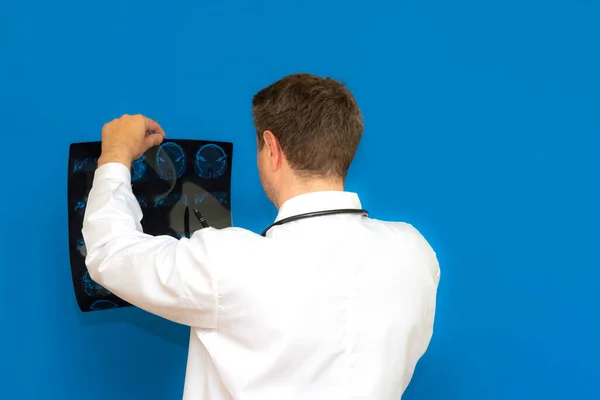 Médico Neurológico Caucásico Reflexivo Mirando Escáner Cerebral Sobre Fondo Azul — Foto de Stock