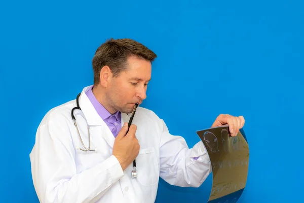 Médico Neurológico Caucásico Reflexivo Mirando Escáner Cerebral Sobre Fondo Azul — Foto de Stock