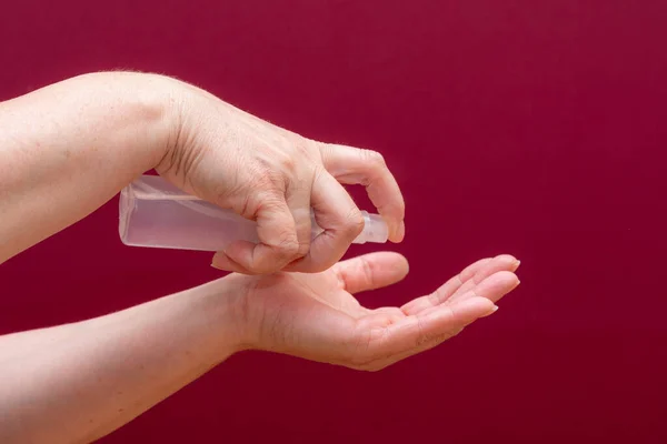 Hand Innehav Antiseptisk Antibakteriell Desinfektionsmedel Isolerad Vinrött Bakgrund Skyddskoncept För — Stockfoto