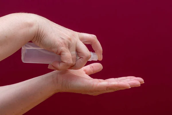 Hand Innehav Antiseptisk Antibakteriell Desinfektionsmedel Isolerad Vinrött Bakgrund Skyddskoncept För — Stockfoto