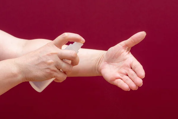 Mão Segurando Antisséptico Antibacteriano Desinfetante Isolado Fundo Borgonha Conceito Proteção — Fotografia de Stock