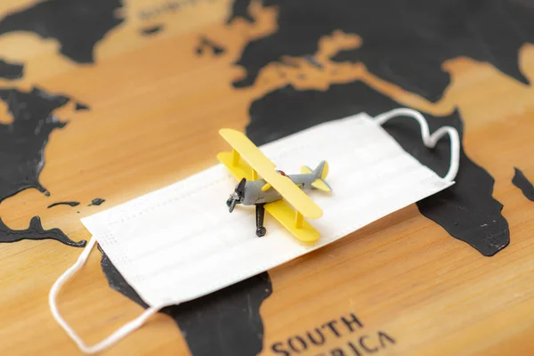 Segunda Onda Covid Concept Toy Avião Máscara Protetora Médica Mapa — Fotografia de Stock