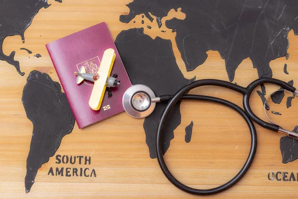 Vista Superior Del Concepto Viaje Médico Con Documento Pasaporte Estetoscopio — Foto de Stock