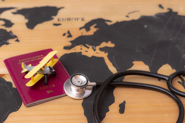 Κάτοψη Της Ιατρικής Ταξιδιωτικής Έννοιας Διαβατήριο Στηθοσκόπιο Έγγραφο Και Παιχνίδι — Φωτογραφία Αρχείου