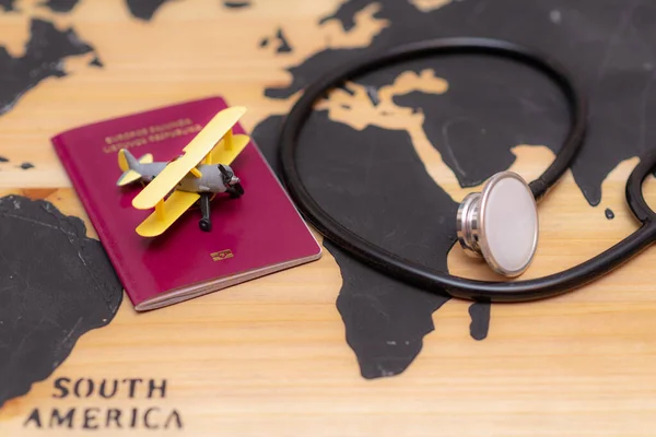 Visão Superior Conceito Viagem Médica Com Documento Passaporte Estetoscópio Avião — Fotografia de Stock