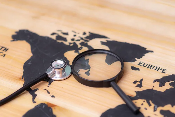 Dünya Haritasının Arka Planında Steteskop Büyüteç Var Seçici Odak — Stok fotoğraf