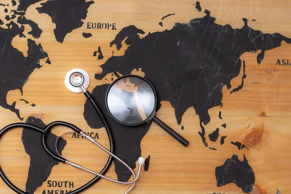 Stetoskop Och Förstoringsglas Trä Världskarta Bakgrund Selektiv Inriktning — Stockfoto