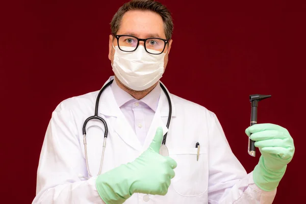 Audioloog Het Dragen Van Een Bril Latex Onderzoek Handschoenen Houdt — Stockfoto