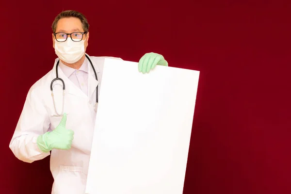 Portret Dorosłego Lekarza Płci Męskiej Spoglądającego Kamerę Trzymającego Pusty Plakat — Zdjęcie stockowe
