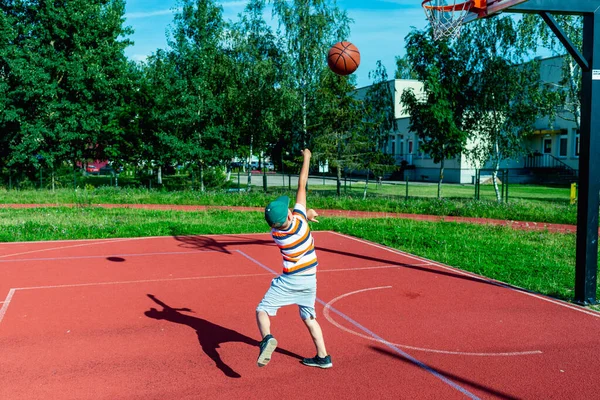 Atraente Caucasiano Pouco Jogador Basquete Salta Para Jogar Bola Aro — Fotografia de Stock