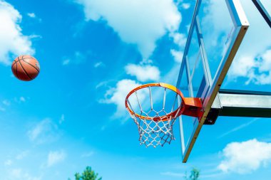 Telsiai Litvanis 08: 12 Basketbol topu mavi gökyüzünde