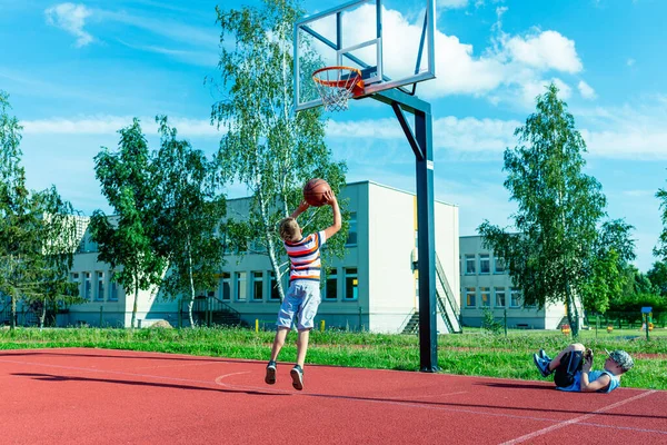 Telsiai Lituania 2020 Atractivo Pequeño Jugador Baloncesto Caucásico Entrenando Una —  Fotos de Stock