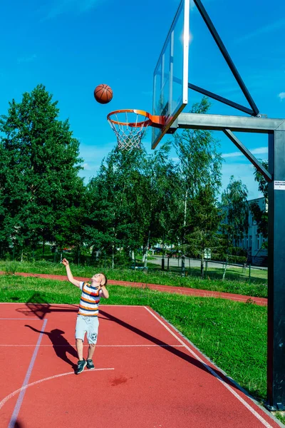 Telsiai Litva 2020 Atraktivní Bělošský Malý Basketbalový Trénink Venkovním Červeném — Stock fotografie