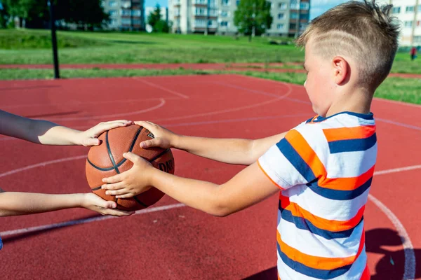 Telsiai Litauen 2020 Attraktive Kaukasische Zwei Kleine Basketballspieler Die Auf — Stockfoto