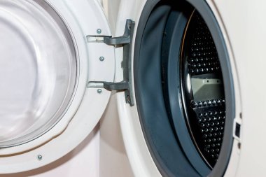 Eski kirli beyaz çamaşır makinesi. Kapat, odaklan, kapıyı aç.