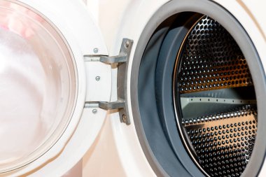 Eski kirli beyaz çamaşır makinesi. Kapat, odaklan, kapıyı aç.