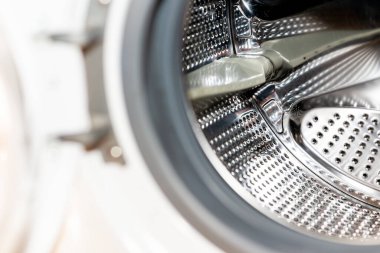 Eski kirli beyaz çamaşır makinesi. Kapat, odaklan, kapıyı aç.