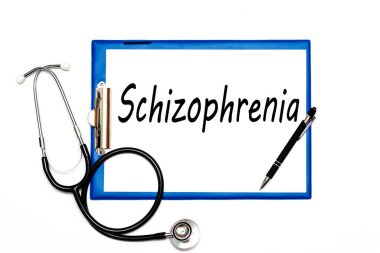 ŞİZOPHRENIA ve psikotik konsept şizofreni teksi bir doktorun kağıt tutacağının yanında bir kalem stetoskopu üzerinde. Zihinsel veya şizofreni tedavisi