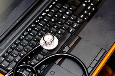 Bilgisayar klavyesindeki steteskopu kapat