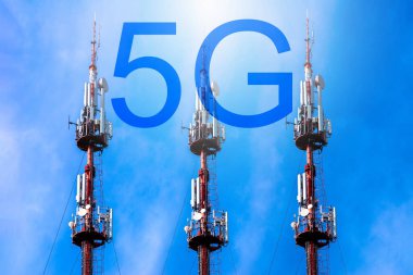 Yazıt 5G ve telekomünikasyon, baz istasyonu ve anten. Mavi parlak gökyüzüne karşı 5G ağlı radyo kulesi