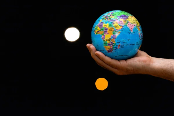 着色されたランプに対する人間の手の中の惑星地球がぼやけている ビジネス 生態学 メディアに関する概念 地球の夜の抽象的な背景 — ストック写真