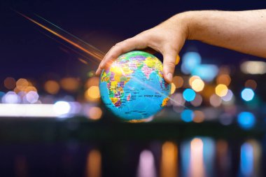 Dünya Gezegeni karanlık şehre karşı insanoğlunun elinde. İş, politika, ekoloji ve medya kavramları. Dünya günü soyut arkaplanı.