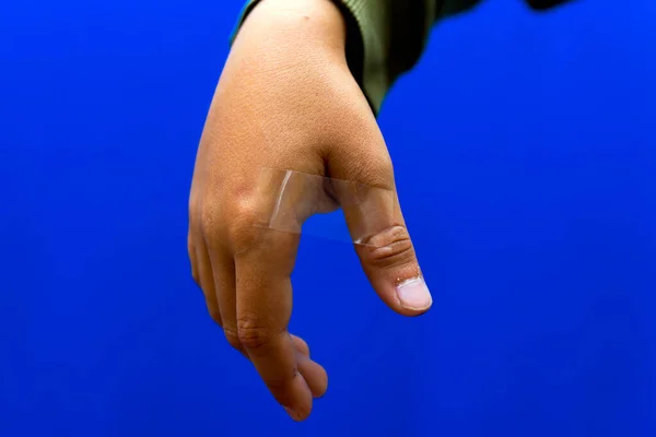 Boy Mão Humana Uma Fita Adesiva Transparente Colada Ele Blue — Fotografia de Stock