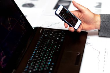 Bilgisayar ve akıllı telefon ekranındaki İş Analiz Paneli teknolojisini finansal işlemler istatistikleriyle ilgili anahtar performans göstergesiyle kapat