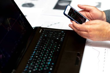 Bilgisayar ve akıllı telefon ekranındaki İş Analiz Paneli teknolojisini finansal işlemler istatistikleriyle ilgili anahtar performans göstergesiyle kapat