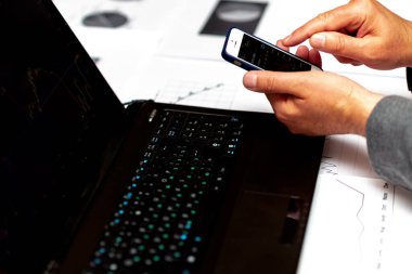 Bilgisayar ve akıllı telefon ekranındaki İş Analiz Paneli teknolojisini finansal işlemler istatistikleriyle ilgili anahtar performans göstergesiyle kapat