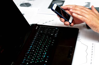 Bilgisayar ve akıllı telefon ekranındaki İş Analiz Paneli teknolojisini finansal işlemler istatistikleriyle ilgili anahtar performans göstergesiyle kapat