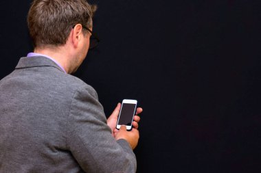 Yan görünüm, yakın plan İşadamı Akıllı Telefon, tecrit edilmiş Siyah Stüdyo Arkaplan Kullan
