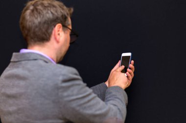 Yan görünüm, yakın plan İşadamı Akıllı Telefon, tecrit edilmiş Siyah Stüdyo Arkaplan Kullan
