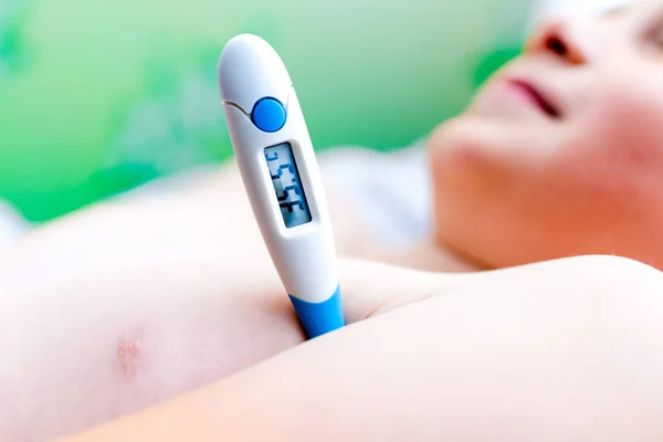 Zamknij Widok Boczny Grypa Chory Leżąc Uczniak Termometrem Medycznym Chorobie — Zdjęcie stockowe