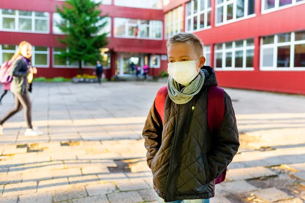 Estudante Caucasiano Triste Usando Máscara Facial Durante Epidemia Volta Conceito — Fotografia de Stock