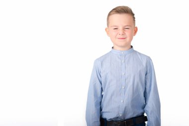 Genç sarışın çocuk burnuna kötü kokular ve nahoş kokular geliyor. Çocuk iğrenç kokudan nefret ediyor. Kötü kokudan nefret ediyor..