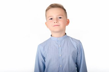 Beyaz bir gencin portresi. Beyaz, mavi gömlekli, beyaz bir çocuk..
