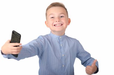 Genç mutlu okul çocuğu parmağını kaldırıyor ve telefonunu tutuyor. Görüntüyü kapat..