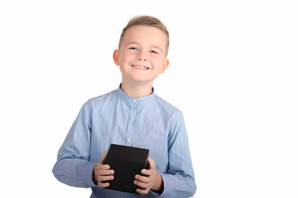 Sonriente Chico Rubio Caucásico Camisa Azul Sostiene Caja Negra Aislar — Foto de Stock